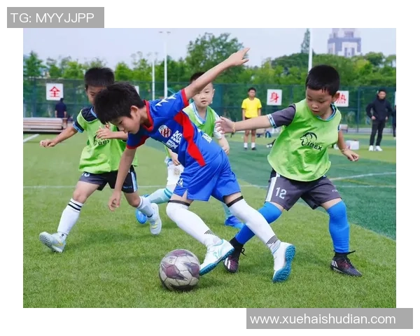 当红足球球星齐聚综艺绿茵场激情对决展现球技与魅力 当红足球球星齐聚综艺绿茵场激情对决展现球技与魅力