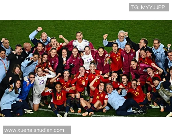 足球传奇齐聚一堂:球星合照瞬间定格赛场辉煌与荣耀 足球传奇齐聚一堂:球星合照瞬间定格赛场辉煌与荣耀