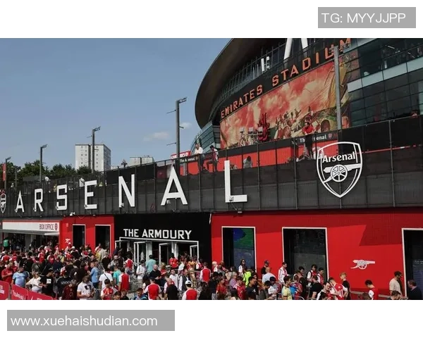 足球巨星邂逅美丽佳人瞬间引发社交网络热议，球场外的温馨互动成焦点